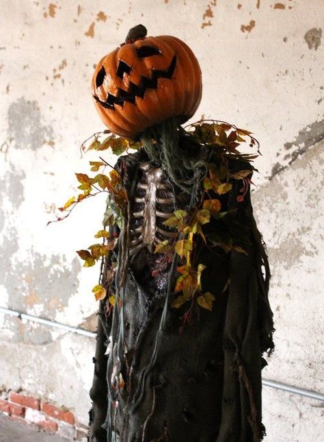 Pumpkin Poppers, Halloween Scarecrows, Character Ships, Scarecrows For Garden, Recetas Halloween, Evil Pumpkin, Halloween Props Diy, Halloween Scarecrow, Dollar Store Halloween