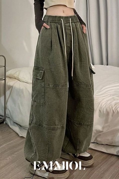 Tomboy Stil, Baggy Cargo Jeans, Baggy Outfit Ideas, Jeans Online Store, Jacket Outfit Women, Fashion Corner, Baggy Clothes, High Street Fashion, Tomboy Style Outfits