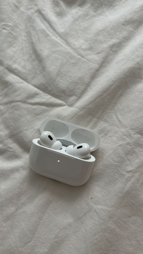 AirPods Pro Apple style music Spotify song singers white AirPods musically Air Pod Pros Aesthetic, Airpods Pro Aesthetic, Fone Apple, Airpods Aesthetic, Airpods Pro2, Airpods 3rd Generation, Air Pod, Cute Diy Room Decor, Airpods 2