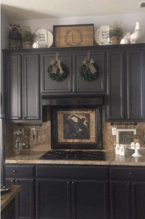 Rustic Top Of Cabinet Decor, Black Kitchen Cabinets Christmas Decor, Rustic Above Cabinet Decor, Rustic Decor Above Kitchen Cabinets, Dark Cabinets Kitchen Decor Ideas, Decor Around Entertainment Center, Farmhouse Decor Kitchen Countertop, Above Kitchen Cabinet Decor Ideas Dark Cabinets, Decorate Cabinet Tops