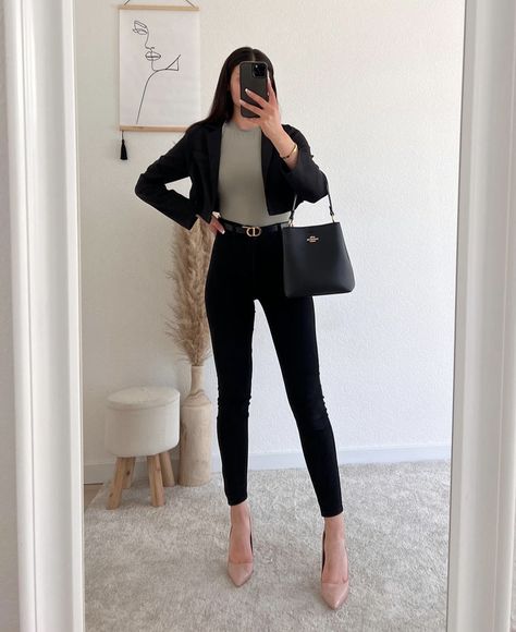 Semi Formal Mujer, Semi Formal Outfits For Women, Urban Chic Outfits, Ropa Semi Formal, City Adventure, Semi Formal Outfits, University Outfit, Girls Joggers, Business Casual Outfits For Work