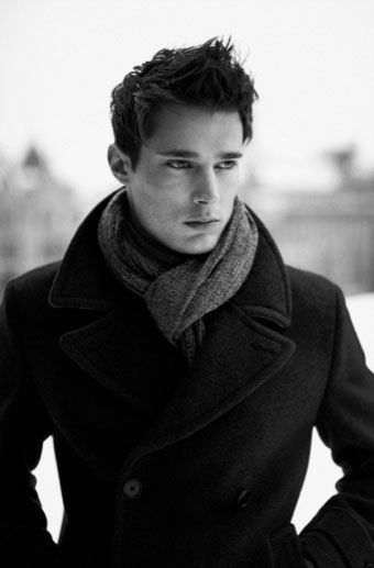 Ok, correct me if I'm wrong, but seriously, scarves are SO attractive on men. Men need more scarves. Simple Hairstyle For Boys, Finding Emo, Danny Schwarz, Men Scarf, Male Clothes, Ways To Wear A Scarf, Cold Weather Fashion, Sharp Dressed Man, Herren Outfit