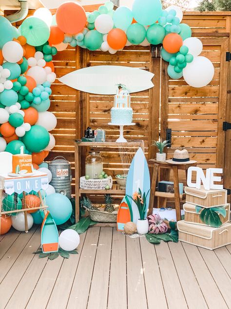 Surf Theme Party, Surf Birthday Party, Theme Bapteme, Deco Surf, Surf Birthday, Surf Party, Boys 1st Birthday Party Ideas, Beach Birthday Party, Summer Birthday Party