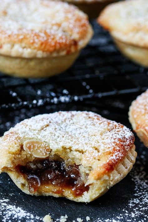 Frangipane Mince Pies with homemade pastry - serve warm or cold. Frangipane Mince Pies, Cake Treats, Mince Pie Recipe, Xmas Treats, Recipes Holiday, Christmas Desserts Easy, Desserts Cake, Whoopie Pie, Mince Pie