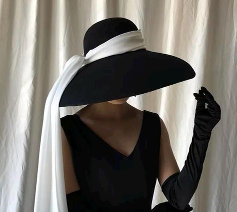 Women hat size 56-58 cm. High quality larger brim retro hat. 1920s Hats Women, Paris Moodboard, 1920s Hats, Unusual Hats, Wide Brimmed Hat, Modern Hat, Retro Hat, Luxury Hats, She's A Lady