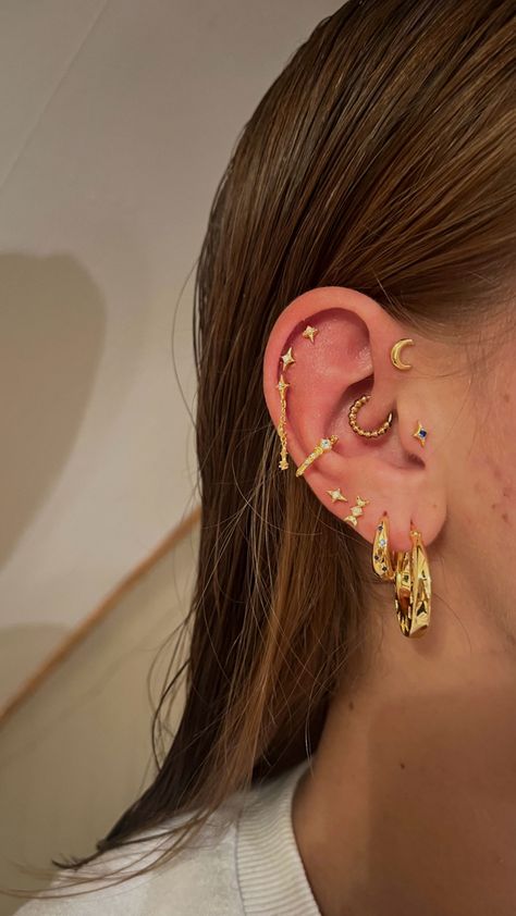 Entire Ear Pierced, Lots Of Gold Earrings, Piercings Up The Ear, Full Ear Pierced, Gold Ear Stacking, Gold Jewelry Piercing, Beachy Ear Piercings, Chunky Ear Piercings, Ear Piercing Ideas Colorful