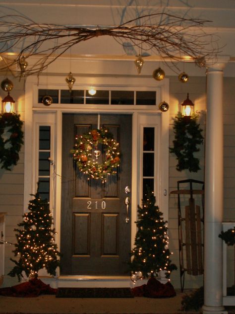 This is just lovely..in McAdenville Christmas Edits, Home Christmas Decor Ideas, Door Christmas Decorations, Farmhouse Porches, Church Christmas Decorations, Christmas Lights Outside, House Lights, Christmas Front Door, Front Door Christmas Decorations