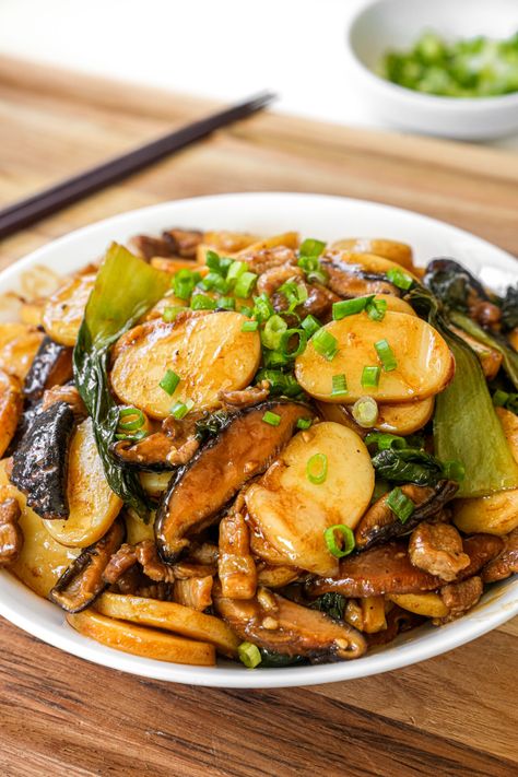 Shanghai stir-fried rice cakes Shanghai Rice Cake Recipe, Chicken Wontons, Stir Fry Rice, Rice Cake Recipes, Cantonese Food, Shrimp Fried Rice, Asian Inspired Dishes, Marinated Pork, Asian Grocery