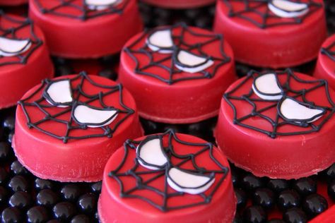 Marvel Treats, Spiderman Treats, Cookie Experiment, Birthday Party Spiderman, Spiderman Birthday Party Food, Bday Party Boy, Superheroes Birthday Party, Decorated Oreos, Oreos Cookies