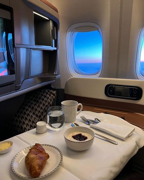 Singapore Airlines Business Class Review First Class Travel Luxury, Travel Aesthetic Business, 1st Class Aesthetic, First Class Singapore Airlines, Travel Business Class Aesthetic, Business Class Travel Aesthetic, First Class Aesthetic Plane, Business Flight Aesthetic, Travel First Class Aesthetic