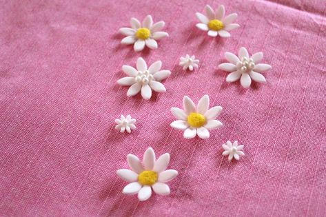 marg1 Small Fondant Flowers Tutorial, Small Fondant Flowers, Birthday Cake Fondant, Gum Paste Flowers Tutorials, Fondant Cake Tutorial, Cupcakes Fondant, Bee Cake, Ideas Cupcakes, Sugar Flowers Tutorial