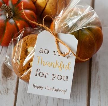 FREE "Very Thankful for You" Gift Tag Printable - Saving Toward A Better Life Thanksgiving Teacher Gifts, Volunteer Ideas, Marketing Gifts, Edward Jones, Thanksgiving Gift Tags, Teachers Thanksgiving, Thanksgiving Decorating, Thanksgiving Favors, Gift Tag Printable