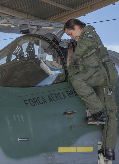 Female Pilot. Brazilian Air Force. Air Force Pilot Woman Aesthetic, Air Force Military Women, Female Air Force, Women In Aviation, Air Force Uniforms, Brazilian Air Force, Pilot Career, Air Force Women, Air Force Military