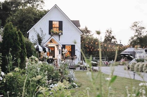 Wedding Venues Los Angeles, Airbnb Wedding Venues, Airbnb Wedding, Intimate Wedding Venues, Garden Wedding Venue, Micro Wedding, Outdoor Shower, Junebug Weddings, Barndominium