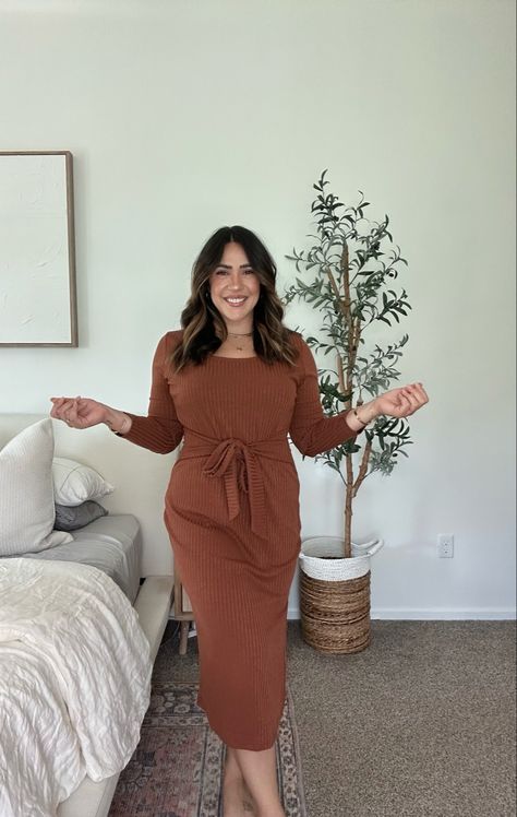 Dress Midsize Women, Sweater Dress For Apple Shape, Apple Shape Outfits Midsize, Fall Dresses Midsize, Midsize Work Wear, Flattering Midsize Outfits, Midsize Apple Shape Outfits, Midsize Apple Shape Fashion, Midsize Fashion Fall 2023