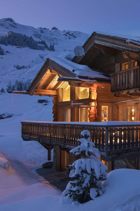 Winter Cabin Aesthetic, Switzerland House, House In The Snow, Chalet Exterior, Switzerland Christmas, Lodge Aesthetic, Cozy Winter Cabin, Snow Cabin, Winter Chalet