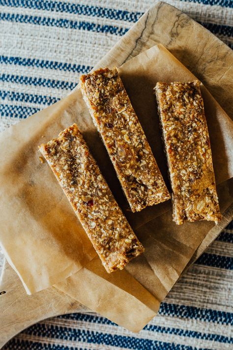 The homemade fiber bars are a great healthy date recipe. It's also the perfect, easy snack for toddlers, even picky eaters. This no bake oat bar is a a great healthy, gluten free snack for kids and adults. Click through for the easy snack recipe and more on the go snack ideas. #toddler #momhacks #fiberbars High Fiber Bars Recipe, Fiber Bars Recipe, Date Recipes Healthy, Snack Bar Recipes, Easy Snack Ideas, Oats Snacks, Fiber Snacks, Eat At Home, Almond Bars