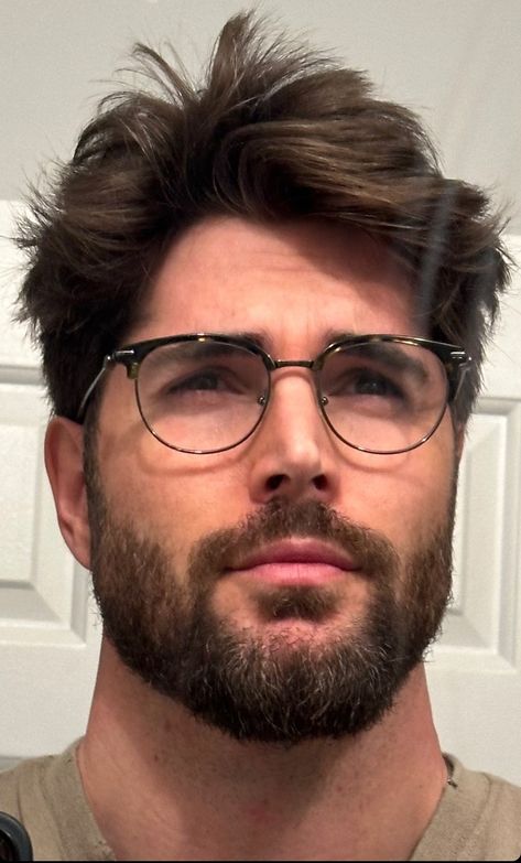 Mens Haircuts Short Hair, Glasses Inspiration, Nick Bateman, Handsome Arab Men, Arab Men, Face Pictures, Face Characters, Workout Chart, Mens Haircuts Short