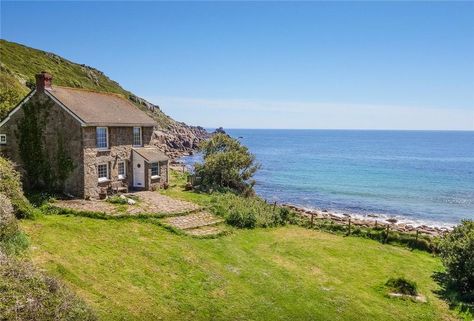 An entire cove for sale, including the 'most-photographed house in Cornwall' - Country Life Cottage On A Cliff, Cottage By The Ocean, House On Cliff Ocean, Wales Houses, Cliff Homes, Casa Up, House On Cliff, Cornish House, Cottage Pictures