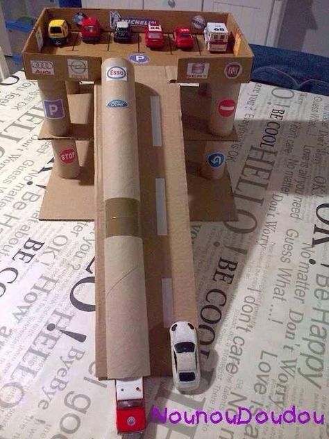 Hot Wheels Diy, Kids Garage, Diy Karton, Cardboard Box Car, Cardboard City, Toy Car Garage, Carton Diy, Cardboard Car, Hot Wheels Garage