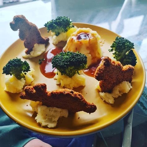 Dinosaur Party Food, Toddler Dinner, Easy Food Art, Weird Food, Crockpot Recipes Slow Cooker, Fun Kids Food, Dinners For Kids, Lunch Snacks, Food Themes