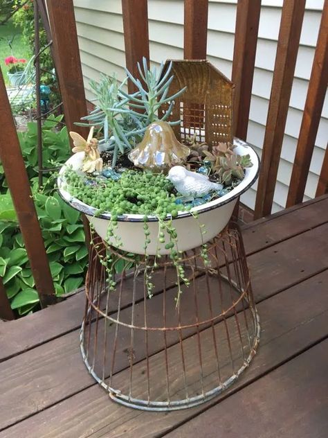 Garden Gate Landscaping, Back Porches Decorating, Enamel Basin Ideas, Vintage Wire Baskets Decor, Metal Spring Art, Vintage Egg Basket Decor Ideas, Decorating With Old Flour Sifters, Decorating With Antique Glassware, Repurposed Flower Planters