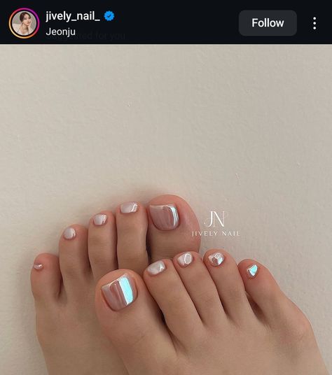 Wedding Toes For Bridesmaids, Fall Gel Pedicure, Y2k Pedicure, Gel Toes Toenails, Pretty Toe Nail Colors, French Tip Pedicure Ideas, Nail Toes Ideas, Gold Pedicure Ideas, Pedicure Ideas Winter Toenails