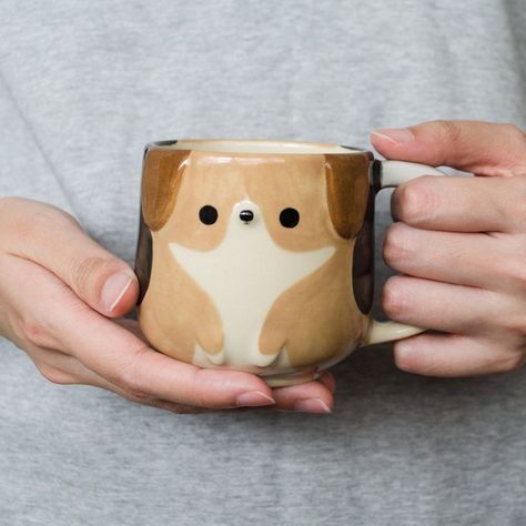 Cute Mug Ideas, Kawaii Pottery, Ceramic Mugs Ideas, Ceramic Art Mug, Morning Beverages, Cute Ceramic Mugs, Diy Pottery Painting, Clay Diy Projects, Ceramic Artwork