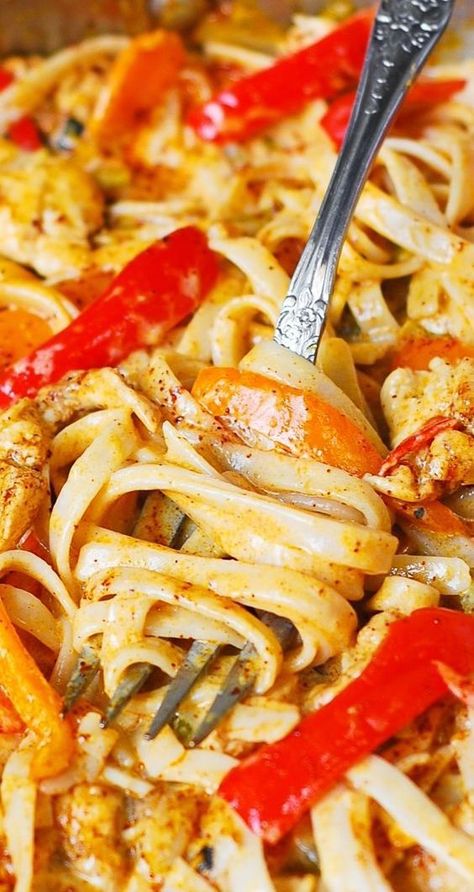 Mexican Chicken Pasta Chicken Pasta With Bell Peppers, Mexican Chicken Pasta, Pasta With Bell Peppers, Resep Pasta, Plats Healthy, Green Chiles, Mexican Chicken, Chicken Pasta Recipes, Goulash