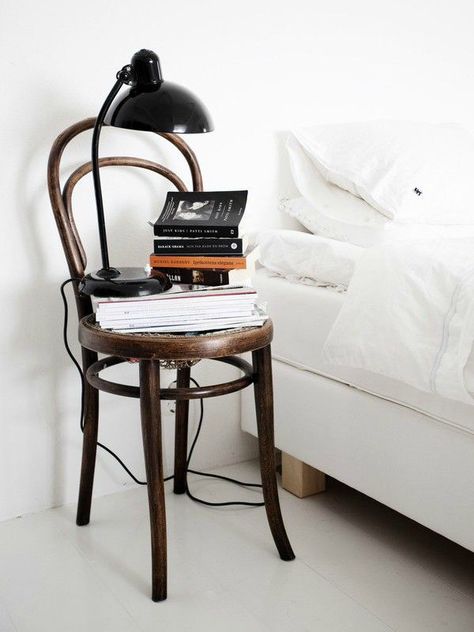 7 crazy cool bedside table ideas // Distressed chair with magazine stacks and a chic lamp Creative Bedside Table, Unique Bedside Tables, Design Ložnic, Thonet Chair, Diy Nightstand, Bentwood Chairs, White Sheets, Vintage Bedroom, Small Space Solutions