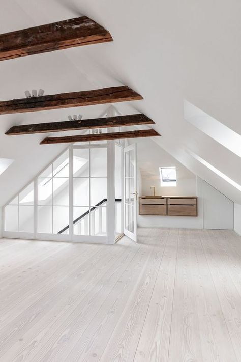 feelthewarmth: Image Loft Conversion Bedroom, Attic Office, Attic Bedroom Designs, Attic Loft, Attic Design, Attic Apartment, Attic Bedrooms, Attic Renovation, Attic Remodel