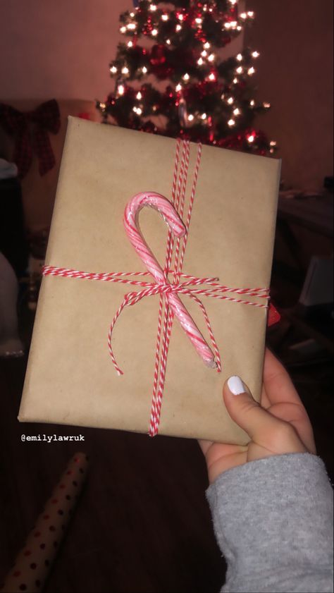 Candy cane inspired Christmas wrapping idea! Super easy & super cute! Candy Cane Gift Wrapping Ideas, Christmas Gift Wrapping Ideas, Candy Cane Gifts, Xmas 2024, Gift Wrapping Ideas, Easy Christmas Gifts, Wrapping Ideas, Christmas Gift Wrapping, Christmas Day