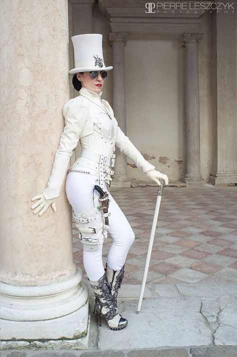 You don't see steam punk in white often! White Steampunk, Mode Steampunk, Steampunk Couture, Dressed In White, Steampunk Women, Style Steampunk, Steampunk Cosplay, Steampunk Wedding, Victorian Steampunk