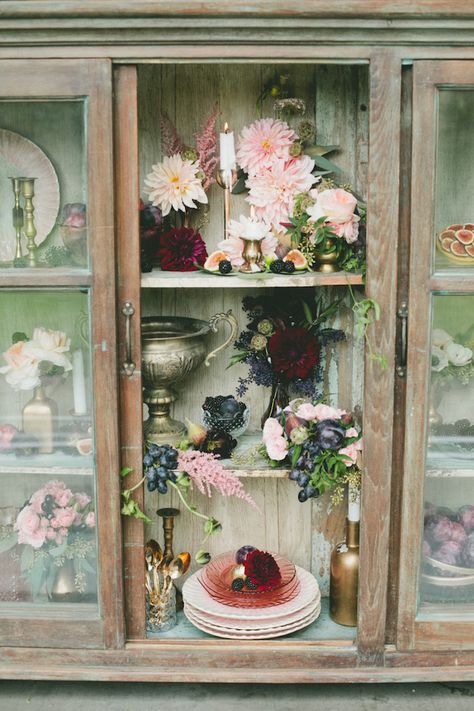 Display case bar design for a #wedding | Onelove Photography | see more on: http://burnettsboards.com/2014/03/fig-gold-wedding-coolest-bar/ Fruit Wedding Decor, Fig Wedding, Bohemian Centerpieces, Pomegranate Wedding, Mary Flowers, Mission Wedding, Gold And Silver Wedding, Vintage Wedding Colors, Boho Chic Bride