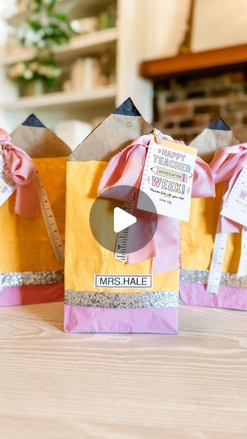 Ashley Savage | Home Decor on Instagram: "✏️DIY teacher gift bag idea✏️  Here is an easy way to elevate a brown paper bag to add your teacher gifts to! This could work for teacher appreciation week or end of the year gifts, but nonetheless  this cute pencil bag will surely add a smile to any teacher’s face!  • • • • #teachergifts #teacherappreciation #teacherlife #teachergift #teachergiftideas #diyteacher #diy #diymom #giftideas #teacherideas" Home Made Gifts For Teachers, Cute Paper Bag Packaging, Teacher Gift Bag Diy, Decorating Brown Paper Bags, Teacher Appreciation Diy Cards, Paper Bag Gift Wrapping Ideas, Thanksgiving Teacher Gift Ideas Diy, Teacher Fall Gifts, Easy Diy Teacher Gifts