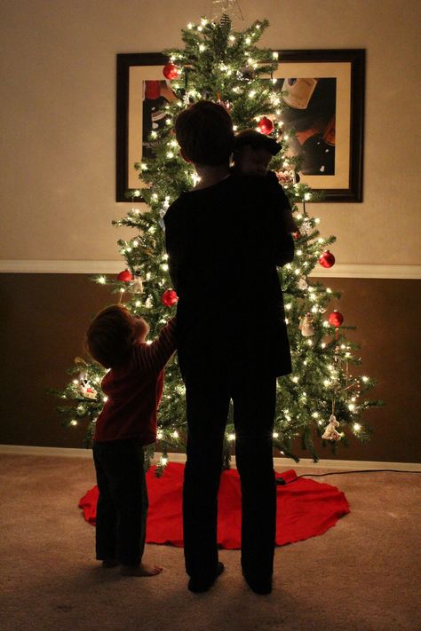 I took this picture of my kids in front of the Christmas tree!!! Pajama Pictures, Christmas Pajama Pictures, Christmas Tree Silhouette, Christmas Family Photos, Christmas Train, Christmas Photoshoot, Photo Organization, Christmas Makes, Photo Tree