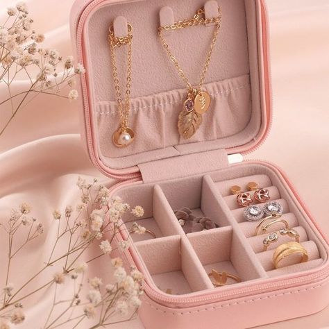 Travel Jewelry Organizer #jewelrycase ★ Best drawer, wall, closet, box, and stand jewelry organizer ideas to keep your belongings in order. #homedecor #jewelryorganizer #organizer #jewelryhanging #jewelrystand Jewellery Organizer, Pink Jewelry Box, Jewelry Packaging Box, Travel Jewelry Organizer, Personalized Jewelry Box, Leather Jewelry Box, Travel Jewelry Box, Rings Necklace, Travel Jewelry Case