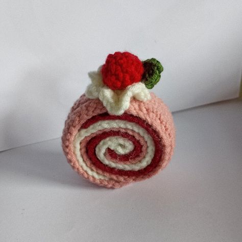 Crochet Cute Keychain, Strawberry Swiss Roll, Cake Crochet, Crochet Cake, Cake Pattern, Swiss Roll Cake, Crochet Cute, Cute Cake, Beginner Crochet Tutorial