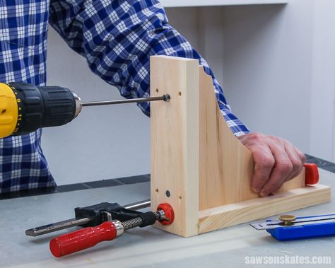 These wall-mounted DIY shelf brackets are simple to make with a few pieces of scrap wood and a few screws. Diy Wood Shelf, Hidden Shelf Brackets, Wooden Shelf Brackets, Diy Shelves Bathroom, Diy Shelf Brackets, Wood Shelf Brackets, Diy Shelf, Diy Wood Shelves, Wall Shelf Brackets