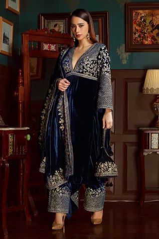 Shop for Priyanka Jain Blue Velvet Aari Embroidered Kurta Palazzo Set for Women Online at Aza Fashions Velvet Suits Women Indian, Velvet Outfits For Women, Velvet Suit Design, Velvet Kurta, Winter Wedding Outfits, Wedding Outfits For Women, Kurta Palazzo Set, Blue Kurta, Velvet Dress Designs