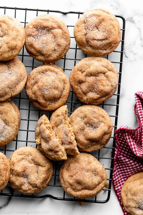 Learn how to make soft, chewy, and cinnamon-sugared peanut butter snickerdoodles! Chopped peanuts in the dough add texture and flavor to these crinkly cookies. Recipe on sallysbakingaddiction.com Snickerdoodles Recipe, Sallys Baking, Snickerdoodle Cookie, Cookie Cookbook, Snickerdoodle Recipe, Sally's Baking, Best Peanut Butter, Desserts Vegan, Baked Chips