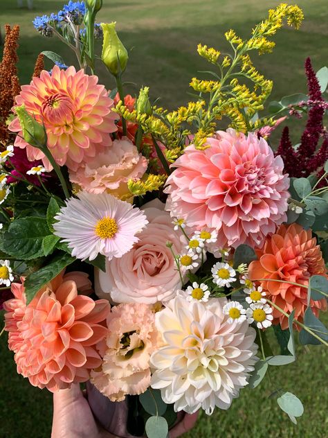 Dalia Arrangements, Dahlia Wedding Florals, Dahlia Flower Arrangement, Dalia Bouquet, Bouquet With Dahlias, Dahlia Flower Arrangements, Zinnia Bouquet, Cut Garden, Dahlias Wedding