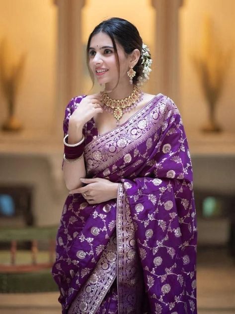 Banarsi Saree Bridal Look, Banarsi Silk Saree Blouse Design, Saree With Gajra Look, Purple Bridal Saree, Banarsi Saree Blouse Design, Banarasi Silk Saree Bridal, Bridal Banarasi Saree, Engagement Dress For Groom, Saree Pins