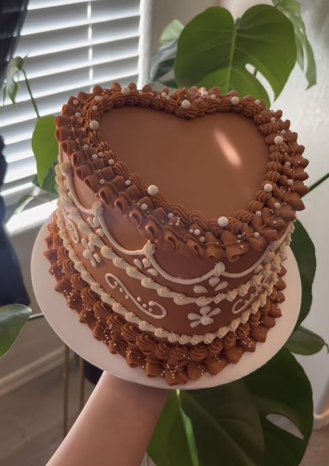 Brown heart cake with pearls Cute 50th Birthday Cakes, Barro Cake Ideas, Chocolate Heart Shape Cake, Shades Of Brown Cake Ideas, Cow Heart Cake, Chocolate Heart Cake Birthday, Brown Heart Cake, Golden Year Birthday Cake, Old Fashion Cakes