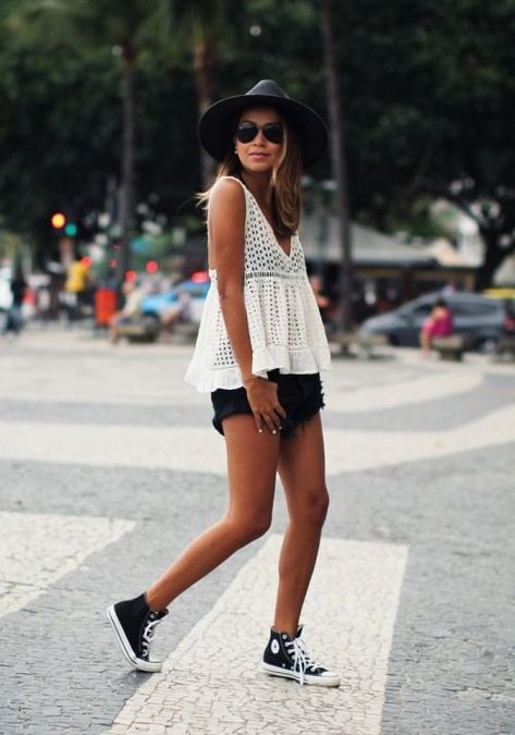 black high top converse - summer festival Fashion Weeks, High Tops With Shorts, Mode Coachella, Look Con Short, Sincerely Jules, Outfits With Converse, Cute Summer Outfits, Mode Inspiration, Converse All Star