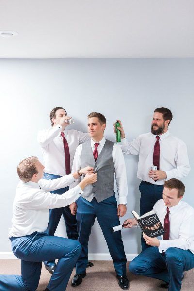 Groomsmen Photoshoot, Wedding Photography Getting Ready, Wedding Photography Guide, Groomsmen Wedding Photos, Groomsmen Poses, Funny Wedding Pictures, Barn Wedding Photos, Groom Photoshoot, Groomsmen Photos