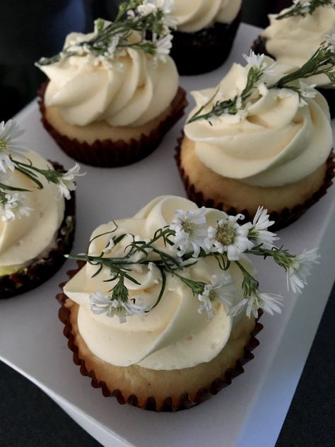 Floral Cupcake Cupcake Design Simple, Classy Cupcake Ideas, Wildflower Cupcake Toppers, Real Flower Cupcakes, Cupcake Bridal Shower Ideas, Cupcakes With Real Flowers, Cupcakes With Edible Flowers, Floral Cupcakes Simple, Cupcakes With Fruit On Top