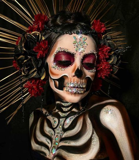 Skullspiration on Instagram: “Gorgeous La Catrina makeup @jcsilveiramakeup Model @marianduartemd” Sugar Skull Makeup Pretty, Halloween Makeup Joker, Halloween Makeup Ideas Creative, Halloween Face Paint Ideas, Candy Skull Makeup, Easy Halloween Makeup Looks, Joker Halloween Makeup, Best Halloween Makeup, Catrina Costume