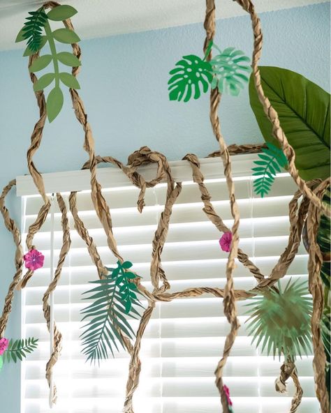 These are handmade vines made out of brown paper lunch bags glued together and twisted. I added some 🌿’s and 🌸’s for a pop of color and a… Diy Vines, Jungle Book Birthday Party, Tropisk Fest, Jungle Book Birthday, Vetenskapliga Experiment, Jungle Book Party, Book Birthday Parties, Jungle Theme Classroom, Vine Garland