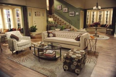 {style inspiration} From the Set of Melissa & Joey | Blue i Style Tv Show House, Melissa & Joey, Dr House, Girl House, Pretty House, Interior Inspo, House Floor Plans, House Rooms, My Dream Home